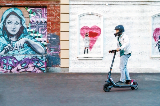 在北美、欧洲、亚太等区域和国家,不少年轻人脚踩的电动滑板车,都来自一家总部位于北京海淀的企业。
